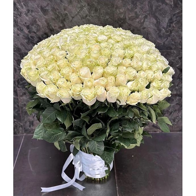 Mondial White Roses Bouquet